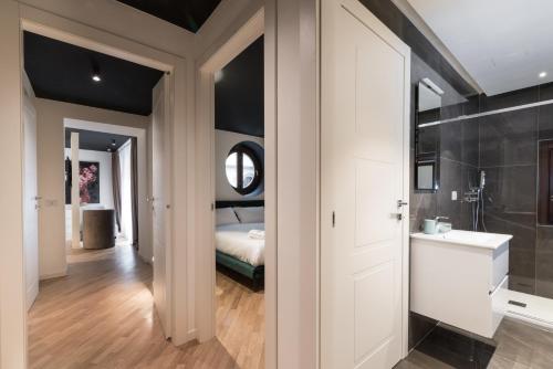 米兰Brera Premium Apartment near Duomo Wifi的浴室设有白色门,可通往卧室