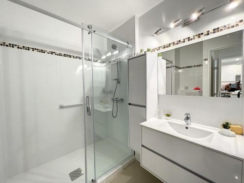 戛纳VILLA MAUPASSANT T2 BORD DE MER的带淋浴和盥洗盆的白色浴室