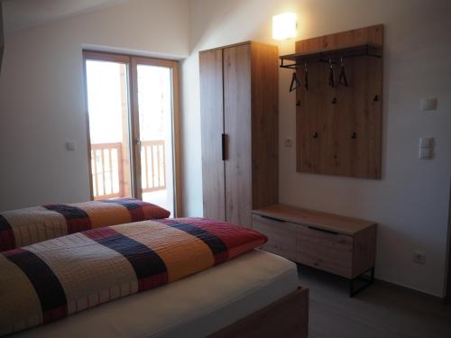 阿尔迪诺Ebner Appartements的一间卧室设有两张床和窗户。