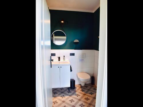 SchwarzFerienhaus M&M的浴室配有白色水槽和卫生间。
