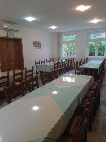 默主歌耶Anđela的一间会议室,配有长桌子和椅子