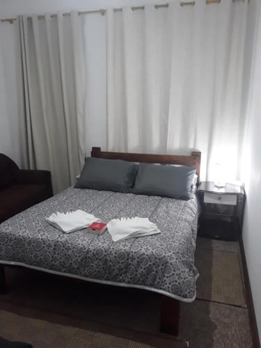 佩洛塔斯APARTAMENTOS POR DIÁRIA Av DOMINGOS DE ALMEIDA的一间卧室配有一张床,上面有两条毛巾