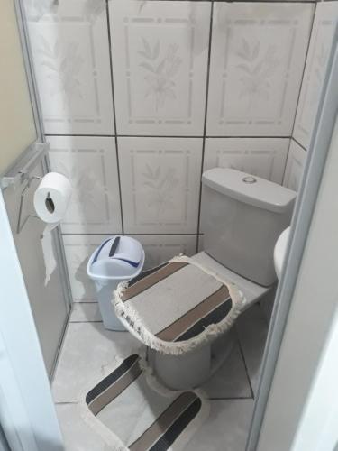 佩洛塔斯APARTAMENTOS POR DIÁRIA Av DOMINGOS DE ALMEIDA的白色的浴室设有卫生间和水槽。
