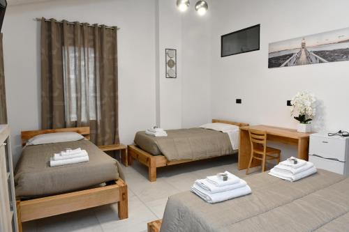 拉文纳La Pineta del Borgo的一间卧室配有两张床、一张桌子和一张桌子