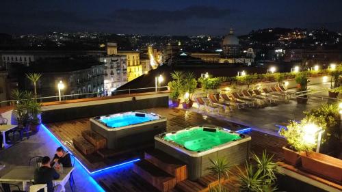 那不勒斯甜梦住宿加早餐旅馆的屋顶设有2个屋顶热水浴池