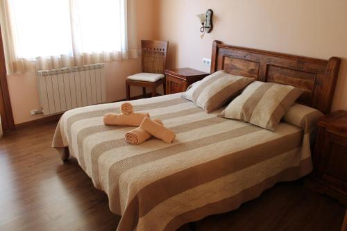 Forcat图里斯莫卡萨萨斯特雷乡村民宿的一间卧室配有一张大床和两条毛巾