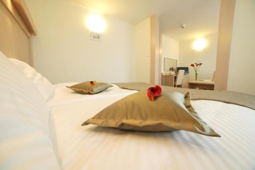 耶莱尼亚古拉Hotel Cieplice MEDI & SPA的一间卧室配有一张带两个枕头的床