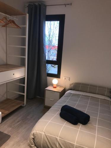 巴塞罗那Llull Home的一间卧室设有一张床和一个窗口
