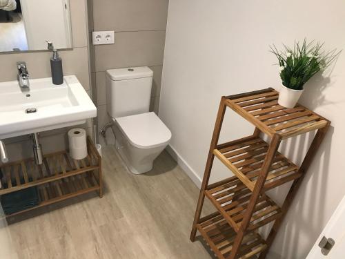 巴塞罗那Llull Home的浴室配有白色水槽和卫生间。