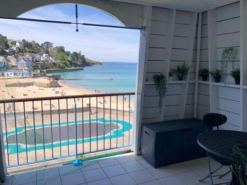 杜瓦讷内Très bel appartement vue mer avec piscine的享有海滩和海洋景致的阳台