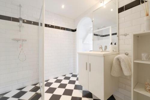济里克泽Casa Qirih的带淋浴和盥洗盆的白色浴室