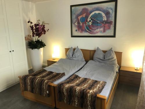 上施泰尔马克地区圣米夏埃尔Appartements Gabat Nähe Red Bull Ring的一张床位,房间设有两张桌子和一个花瓶