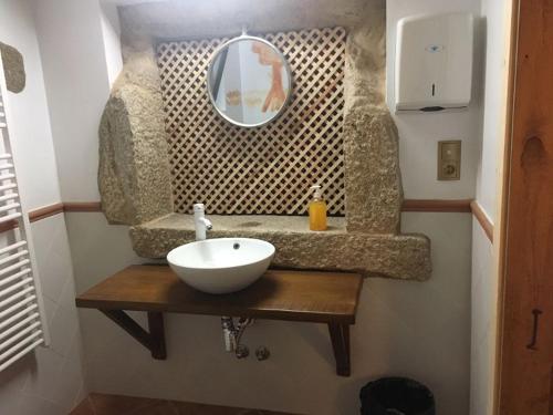 帕德隆O Lagar de Jesús的浴室设有白色水槽和镜子