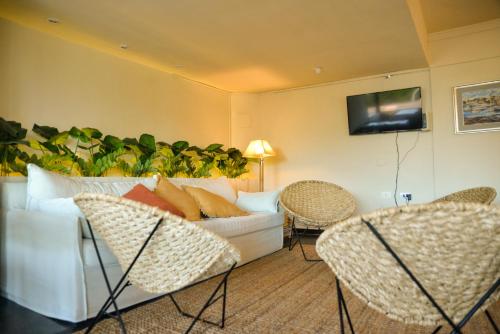 埃斯特角城Hotel De La Barra的客厅配有白色的沙发和椅子