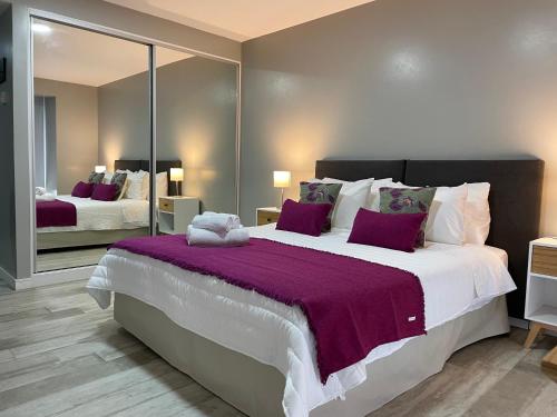 Acqua Apartments Bariloche客房内的一张或多张床位