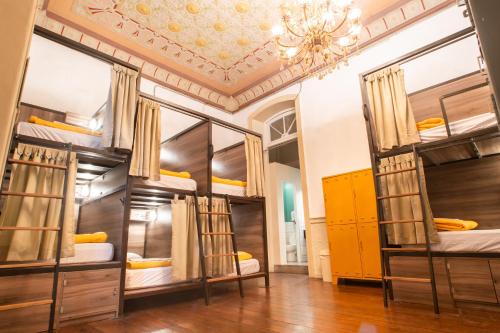 Viajero Kokopelli Lima - Barranco Hostel客房内的一张或多张双层床