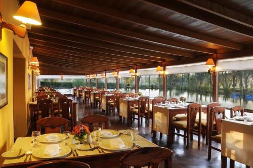阿雷基帕BTH Hotel Arequipa Lake的餐厅内带桌椅的用餐室