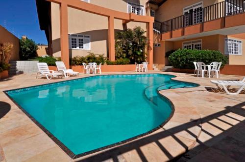 福塔莱萨普拉亚2000酒店的房屋前的游泳池