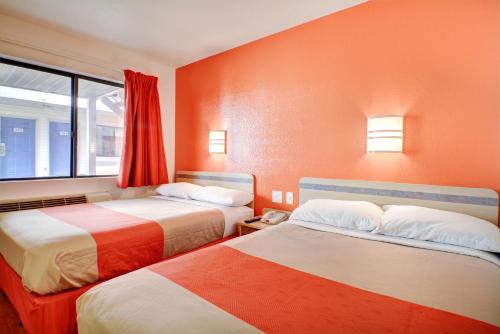 绍辛顿哈特福特6号汽车旅馆 - 索辛顿的橙色墙壁客房的两张床