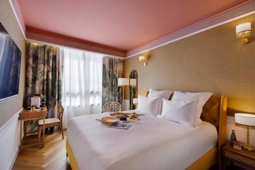 埃拉特Brown Eilat a member of Brown Hotels的酒店客房设有一张白色大床和一个窗户。