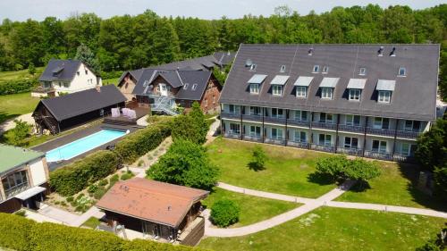 布尔格Landhotel Burg im Spreewald - Resort & Spa的享有大房子空中美景,设有庭院