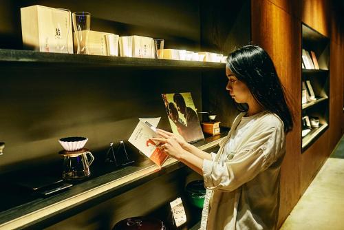 札幌41 PIECES Sapporo的女人在看书架上的书