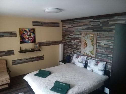SlivekКъща за гости "Там край реката "的一间卧室配有一张带两个绿色枕头的床