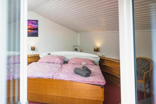 圣卡尼兹Appartement Mila的一间卧室配有带粉红色枕头的床