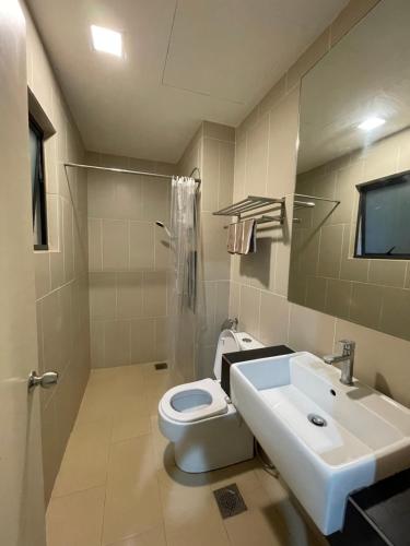 关丹Swiss Garden Resort Residence (Beach & Waterpark)的浴室配有白色卫生间和盥洗盆。
