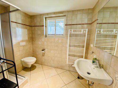 卡尔斯哈根100 Sekunden zum Strand: Schöne Wohnung auf Usedom的一间带卫生间和水槽的浴室