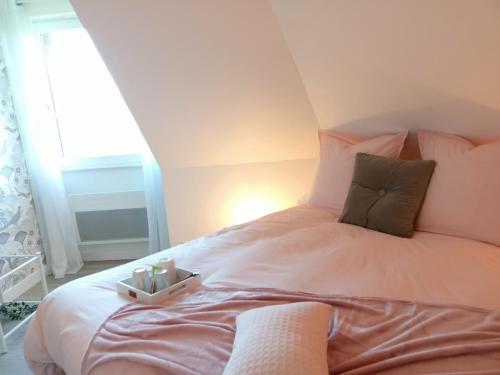 VerlinghemLes chambres du Vert Galant "La campagne qui murmure"的卧室配有带粉红色枕头的大型白色床