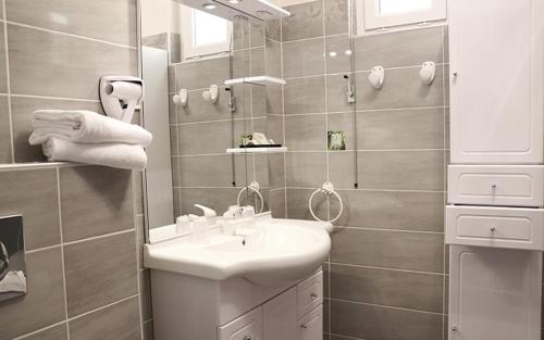 波旁朗西Logis Grand Hôtel Bourbon-Lancy的一间带水槽和镜子的浴室