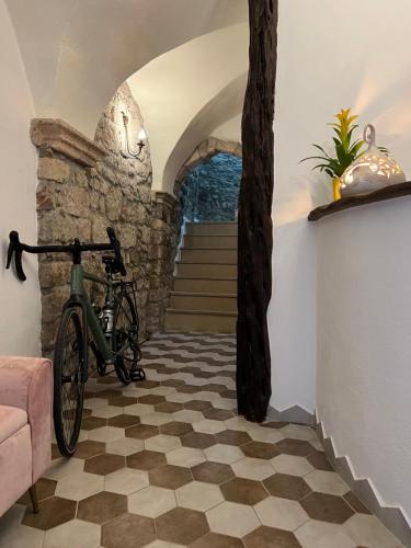 博萨Regnos Altos boutique rooms的停在石墙房里的自行车