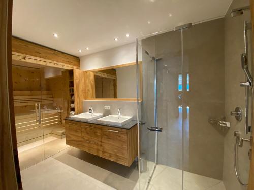 蓬高地区埃本Appartement Josef am Untersüßgut的一间带两个盥洗盆和淋浴的浴室