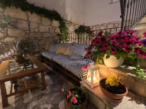 布拉托Stone House Hedonia的带沙发和一些鲜花的客厅