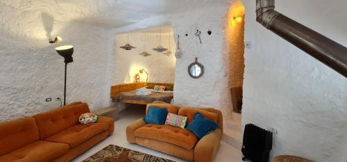 La CoruñaLos Andenes Cave的一间带两张沙发的客厅和一间卧室