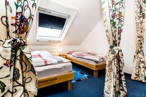 科隆科隆玫亥牡公寓的客房设有两张床和窗户。