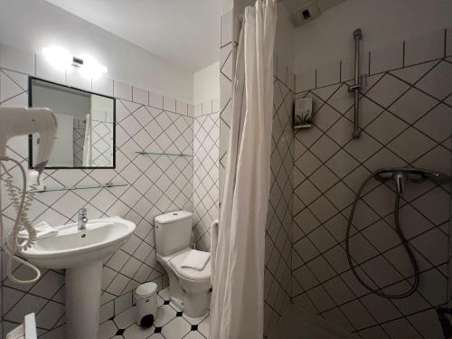 艾吉纳Le Vieux Château的一间带水槽、卫生间和淋浴的浴室