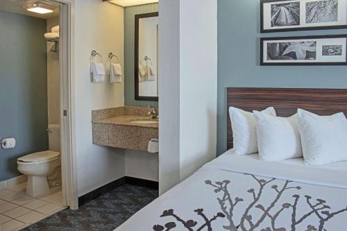 赖特湖就寝酒店客房内的一张或多张床位