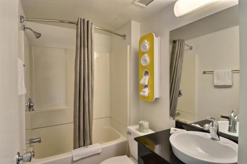 丹弗斯波士顿北6号汽车旅馆 - 丹弗斯的一间带水槽、卫生间和淋浴的浴室
