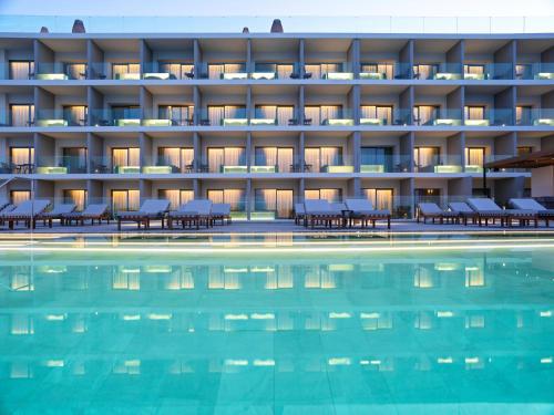 阿基欧斯尼古拉斯NIKO Seaside Resort MGallery的享有酒店外景,设有游泳池