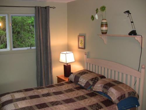 拜圣保罗际遇木屋的一间卧室设有一张床和一个窗口