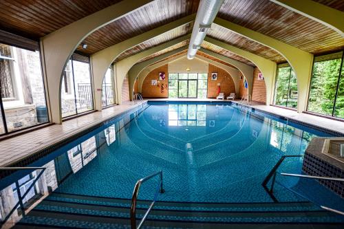 皮特洛赫里皮特洛赫里水疗酒店的大楼内带楼梯的大型游泳池