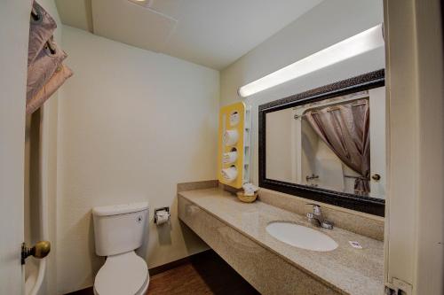 圣安东尼奥圣安东尼奥医学中心南6号汽车旅馆的一间带卫生间、水槽和镜子的浴室