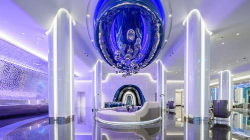 北芭堤雅芭提雅格兰德中心太空酒店的一间配有沙发的房间和墙上的大蓝色碗