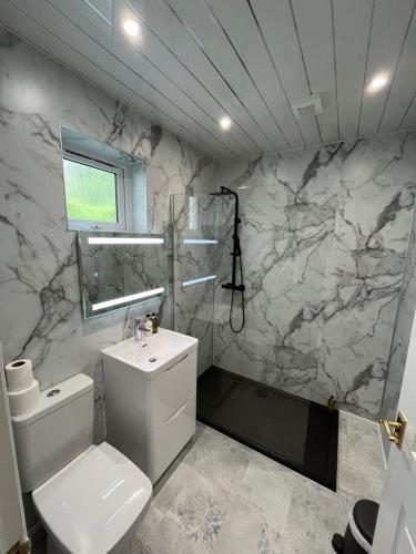 奥本Witchwood House的浴室配有白色卫生间和盥洗盆。