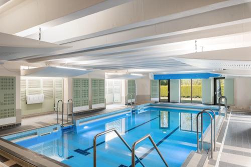 温德米尔温德米尔庄园酒店的蓝色海水大型室内游泳池