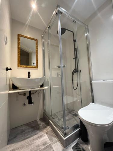 拉夫科斯Ξενώνας Λαύκος的带淋浴、盥洗盆和卫生间的浴室