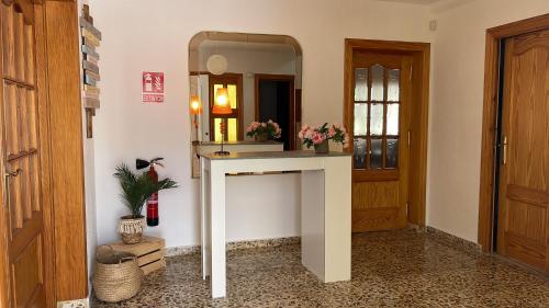 贝尼多姆Villa Mis 5 Amores con piscina的一间带水槽和镜子的浴室