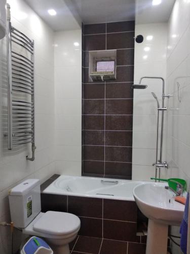杜尚别3 floor quite cottage in Dushanbe的带浴缸、卫生间和盥洗盆的浴室